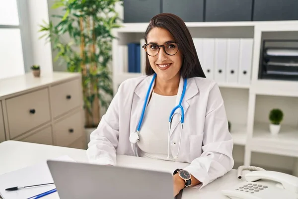 Young Hispanic Woman Wearing Doctor Uniform Using Laptop Working Clinic — Stockfoto