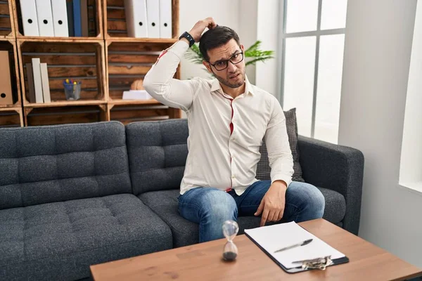 Jovem Hispânico Com Barba Trabalhando Consultório Confundir Perguntando Sobre Pergunta — Fotografia de Stock