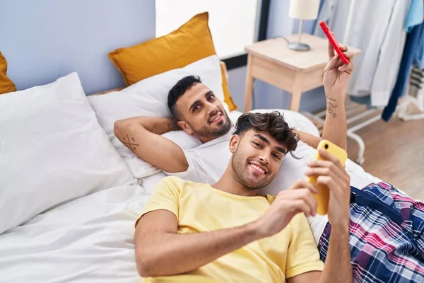 Dois Homens Casal Usando Smartphone Deitado Cama Quarto — Fotografia de Stock