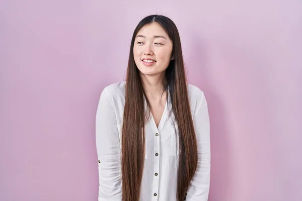 Jovem Chinesa Sobre Fundo Rosa Olhando Para Lado Com Sorriso — Fotografia de Stock