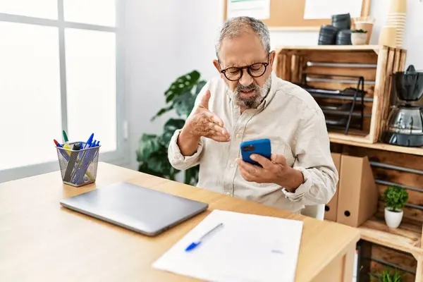Homem Cabelos Grisalhos Sênior Usando Smartphone Trabalhando Escritório — Fotografia de Stock