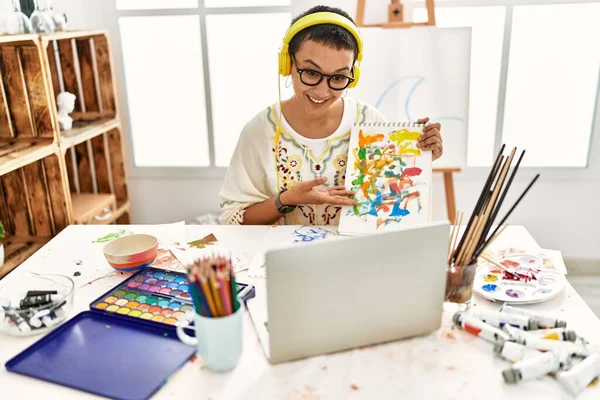 Young Hispanic Woman Having Online Draw Lesson Art Studio — 图库照片