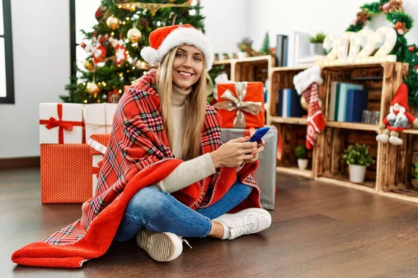 Young Blonde Woman Using Smartphone Sitting Christmas Tree Home — Φωτογραφία Αρχείου