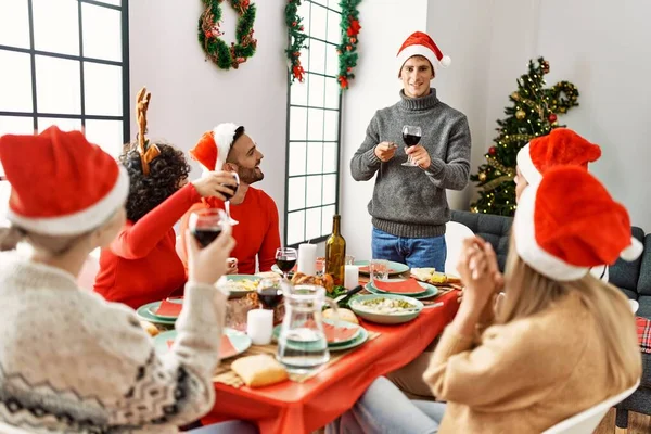 Gruppo Giovani Sorridenti Felici Avere Cena Natale Parlare Brindisi Casa — Foto Stock