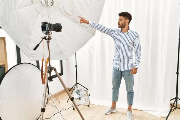 Arabische Jongeman Die Zich Voordeed Als Model Een Fotostudio Die — Stockfoto