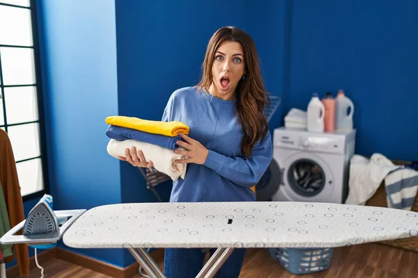 Junge Brünette Frau Mit Gefalteter Wäsche Nach Dem Bügeln Verängstigt — Stockfoto