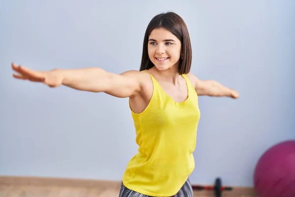 Joven Hermosa Mujer Hispana Sonriendo Yoga Entrenamiento Seguro Centro Deportivo — Foto de Stock