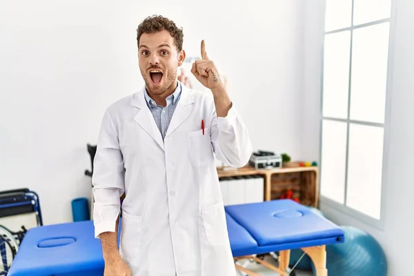 Schöner Junger Mann Der Einer Schmerzklinik Arbeitet Und Mit Erhobenem — Stockfoto