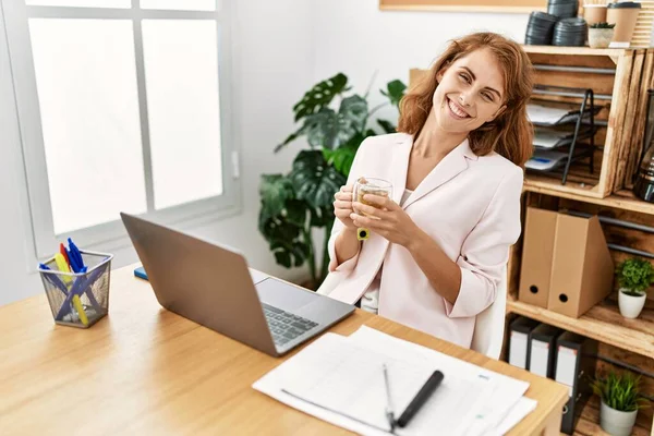 Νεαρή Καυκάσια Επιχειρηματίας Χαμογελώντας Χαρούμενη Πίνοντας Τσάι Δουλεύοντας Στο Γραφείο — Φωτογραφία Αρχείου