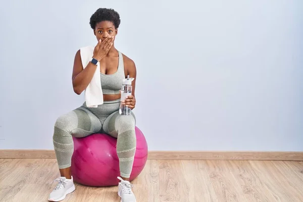 Mujer Afroamericana Usando Ropa Deportiva Sentada Una Pelota Pilates Sorprendió —  Fotos de Stock