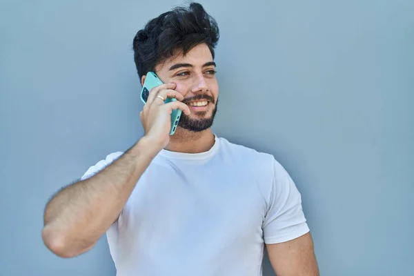 Νεαρός Ισπανόφωνος Άνδρας Χαμογελά Σίγουρος Μιλώντας Στο Smartphone Πάνω Από — Φωτογραφία Αρχείου