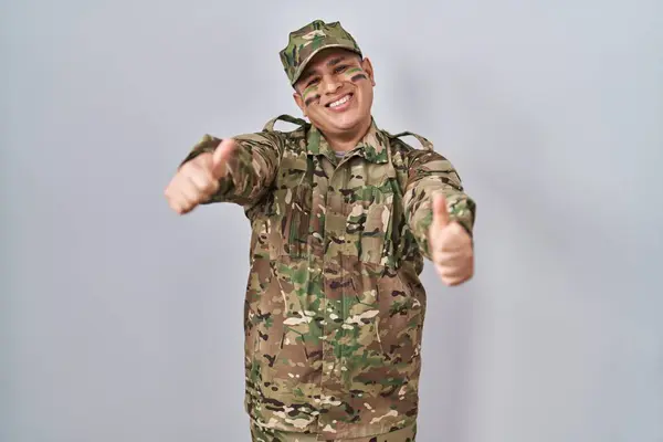 Latynoski Młodzieniec Mundurze Wojskowym Akceptujący Pozytywny Gest Ręką Uśmiechem Ustach — Zdjęcie stockowe