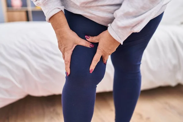 Middle Age Blonde Woman Touching Knee Bedroom — Stock Photo, Image