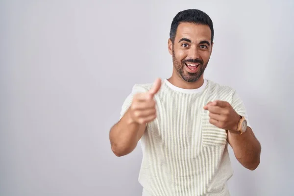 髭を生やしたヒスパニック系の男性は 幸せと面白い顔を持つカメラに指を指して孤立した背景に立っている 良いエネルギーと振動は — ストック写真