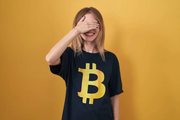 Blond Kaukasische Vrouw Dragen Bitcoin Shirt Glimlachen Lachen Met Hand — Stockfoto