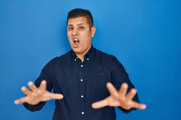 Hispanic Young Man Standing Blue Background Afraid Terrified Fear Expression — Stock Photo, Image