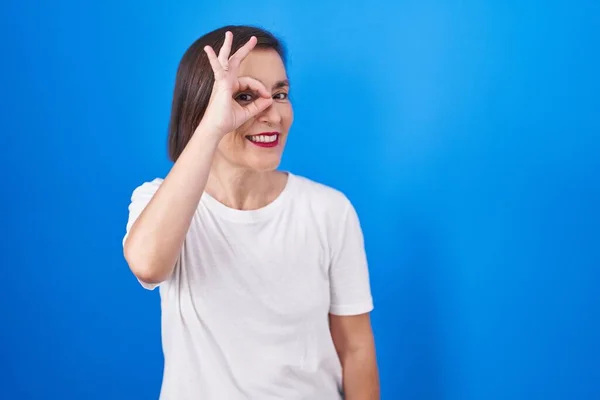 Mulher Hispânica Meia Idade Sobre Fundo Azul Fazendo Gesto Com — Fotografia de Stock