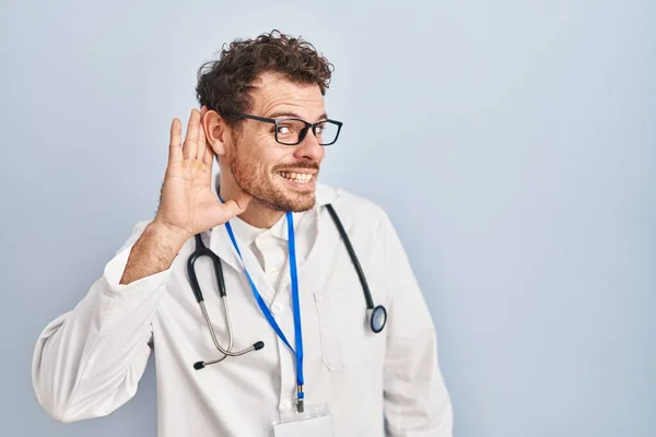 Jonge Spaanse Man Doktersuniform Stethoscoop Glimlachend Met Hand Oor Luisterend — Stockfoto
