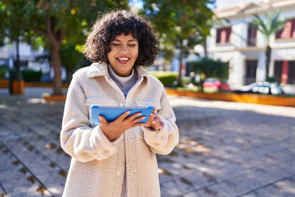 Young Beautiful Hispanic Woman Smiling Confident Watching Video Touchpad Park — ストック写真