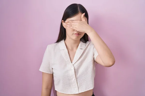 Chinês Jovem Mulher Sobre Fundo Rosa Cobrindo Olhos Com Mão — Fotografia de Stock