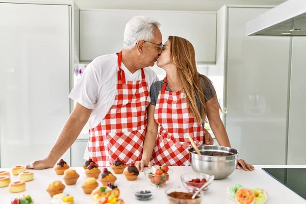 Casal Hispânico Meia Idade Beijando Cozinhando Doces Cozinha — Fotografia de Stock
