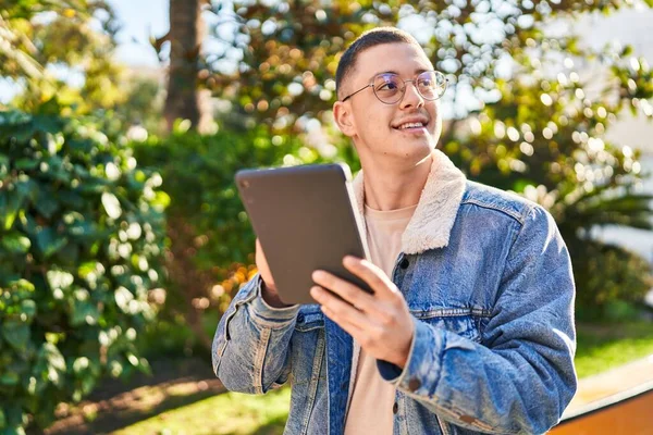 Young Hispanic Man Smiling Confident Using Touchpad Park — Fotografia de Stock