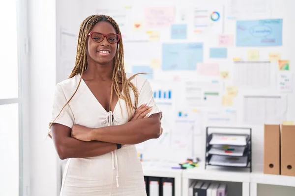 Africano Americano Mulher Empresária Sorrindo Confiante Com Braços Cruzados Gesto — Fotografia de Stock