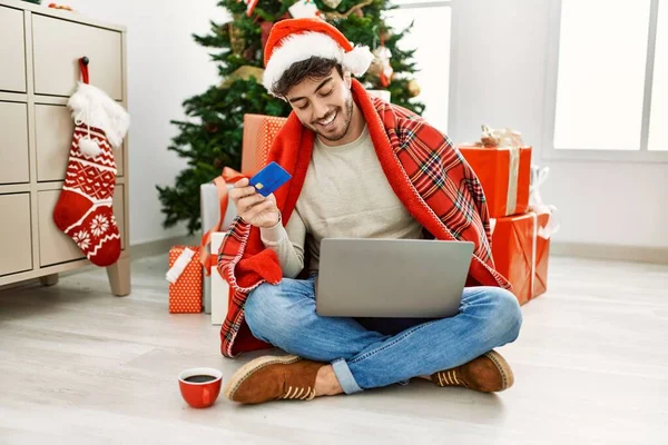 크리스마스 모자를 집에서 노트북 카드를 사용하는 스페인 — 스톡 사진