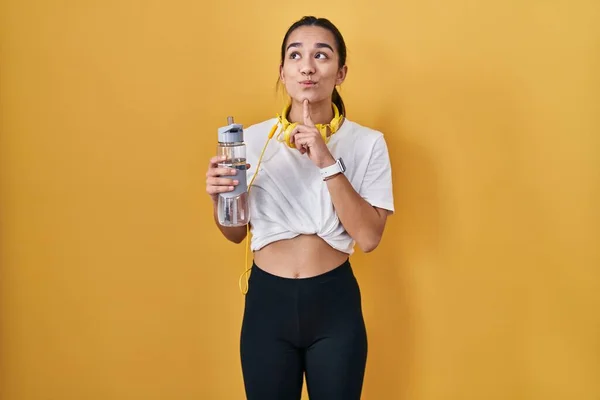 Ung Sydasiatisk Kvinna Bär Sportkläder Dricksvatten Tänkande Koncentrerad Tvivel Med — Stockfoto