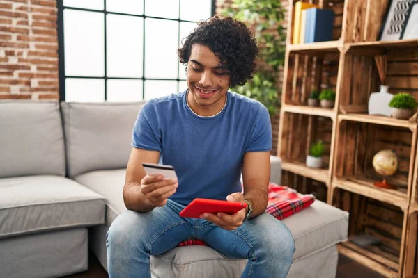 Jovem Hispânico Usando Touchpad Cartão Crédito Casa — Fotografia de Stock