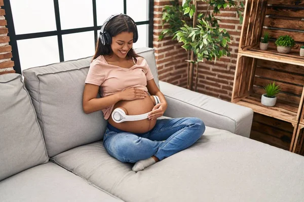 Jong Latin Vrouw Zwanger Luisteren Naar Muziek Zet Hoofdtelefoon Buik — Stockfoto