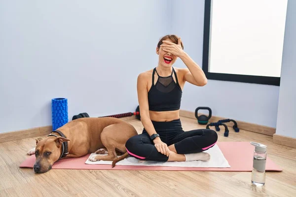 Young Beautiful Woman Sitting Yoga Mat Smiling Laughing Hand Face — Stock Photo, Image