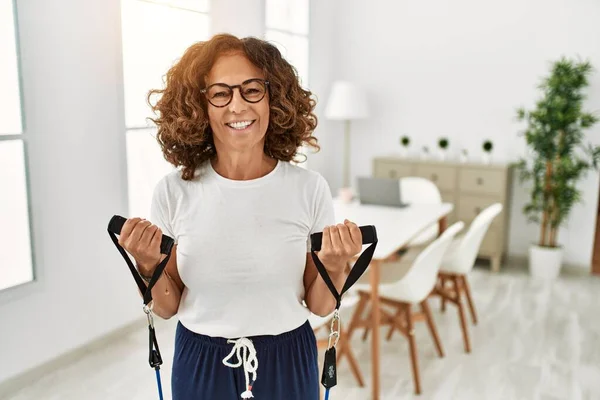 Middle Age Hispanic Woman Smiling Confident Training Using Elastic Band — Stockfoto
