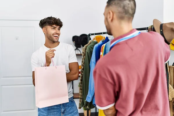 Junger Hispanischer Ladenbesitzer Zeigt Kunden Bekleidungsgeschäft Kleidung — Stockfoto