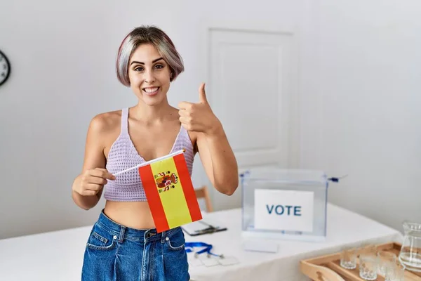Siyasi Seçim Kampanyasında Genç Güzel Bir Kadın Elinde Spanya Bayrağı — Stok fotoğraf