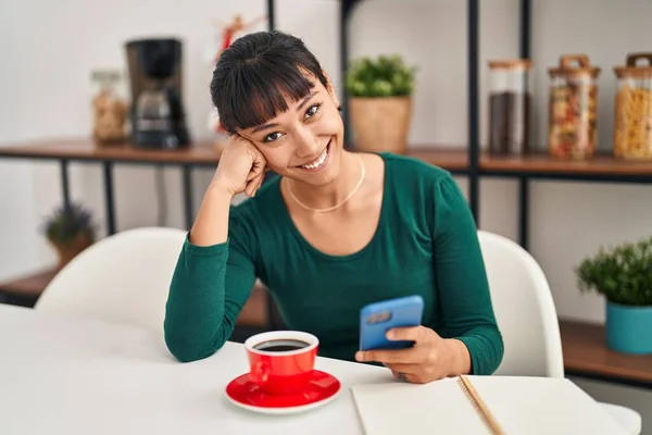 Jovem Bela Mulher Hispânica Usando Smartphone Beber Café Sentado Mesa — Fotografia de Stock
