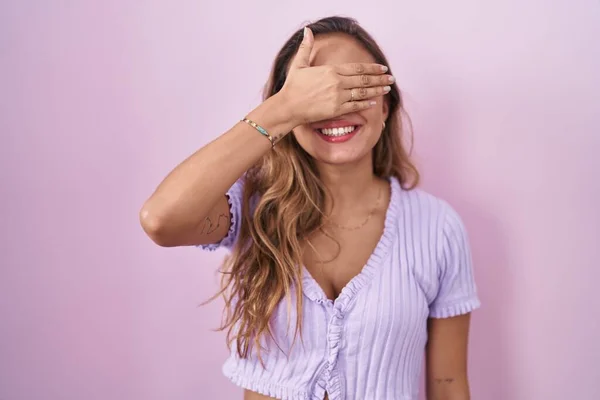 Jonge Latijns Amerikaanse Vrouw Die Een Roze Achtergrond Staat Glimlachen — Stockfoto