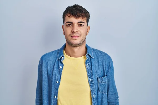 Jeune Homme Hispanique Debout Sur Fond Bleu Détendu Avec Une — Photo