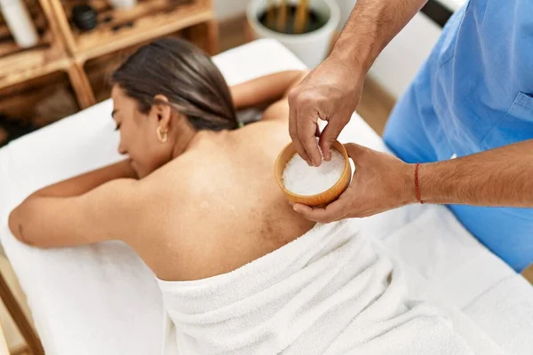 Homem Mulher Latinos Vestindo Fisioterapia Massageando Volta Usando Sal Centro — Fotografia de Stock