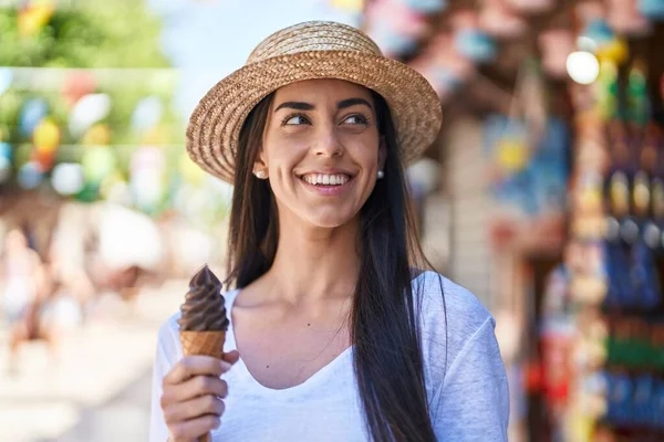 Young Hispanic Woman Tourist Smiling Confident Eating Ice Cream Street — ストック写真
