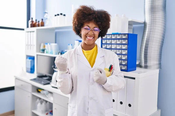 Jeune Femme Afro Américaine Travaillant Laboratoire Scientifique Célébrant Surpris Étonnés — Photo