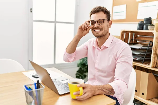 Ung Latinamerikansk Man Ler Säker Att Arbeta Kontoret — Stockfoto