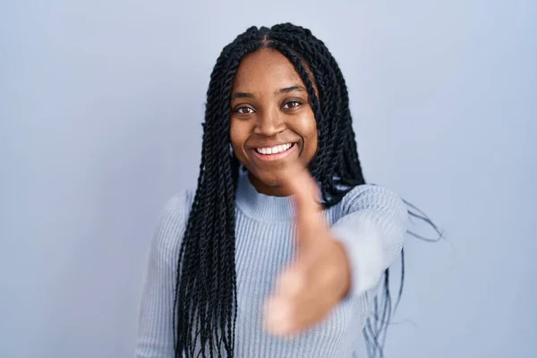 Afrikansk Amerikansk Kvinna Står Över Blå Bakgrund Ler Vänlig Erbjuder — Stockfoto