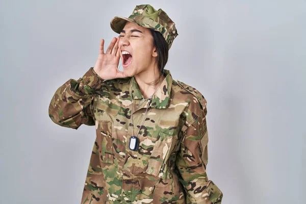 Νεαρή Νοτιοασιάτισσα Που Φοράει Στρατιωτική Στολή Καμουφλάζ Φωνάζοντας Και Ουρλιάζοντας — Φωτογραφία Αρχείου