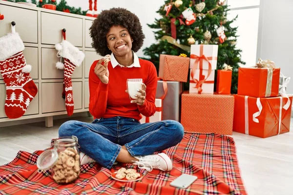 Jovem Afro Americana Tomando Café Manhã Sentado Árvore Natal Casa — Fotografia de Stock