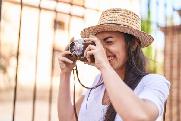 Young Hispanic Woman Tourist Smiling Confident Using Camera Street — Stock Photo, Image