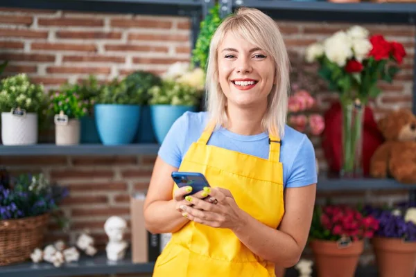 Junge Blonde Floristin Lächelt Selbstbewusst Mit Smartphone Blumenladen — Stockfoto