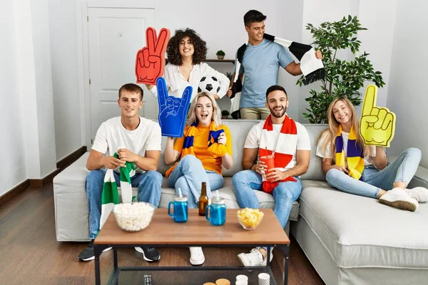 Gruppe Junger Freunde Schaut Und Unterstützt Fußballspiel Hause — Stockfoto