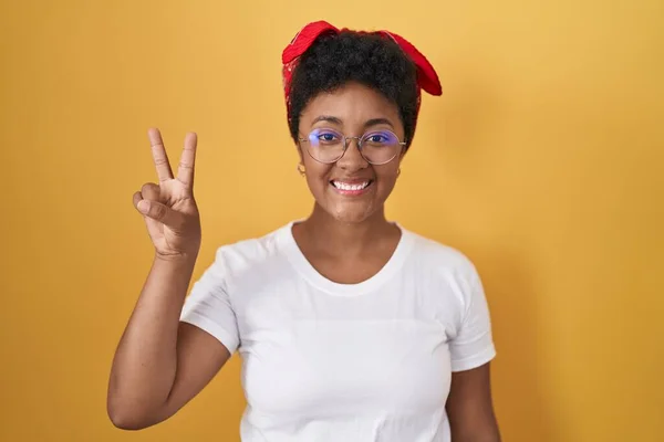 Молода Афро Американська Жінка Стоїть Над Жовтим Фоном Показує Вказує — стокове фото
