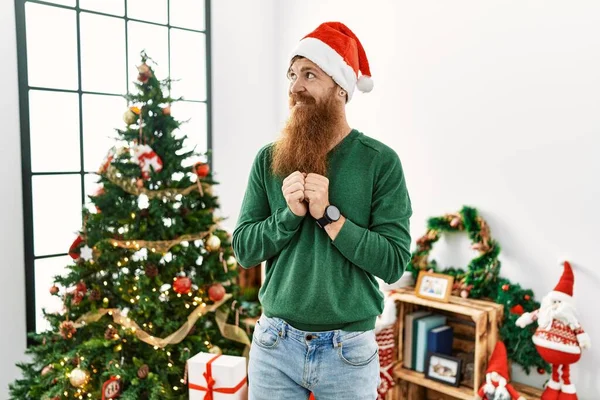 Homme Rousse Longue Barbe Portant Chapeau Noël Par Arbre Noël — Photo